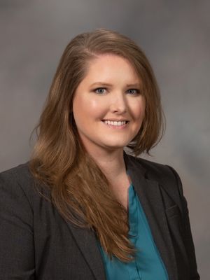 Julia Enos headshot